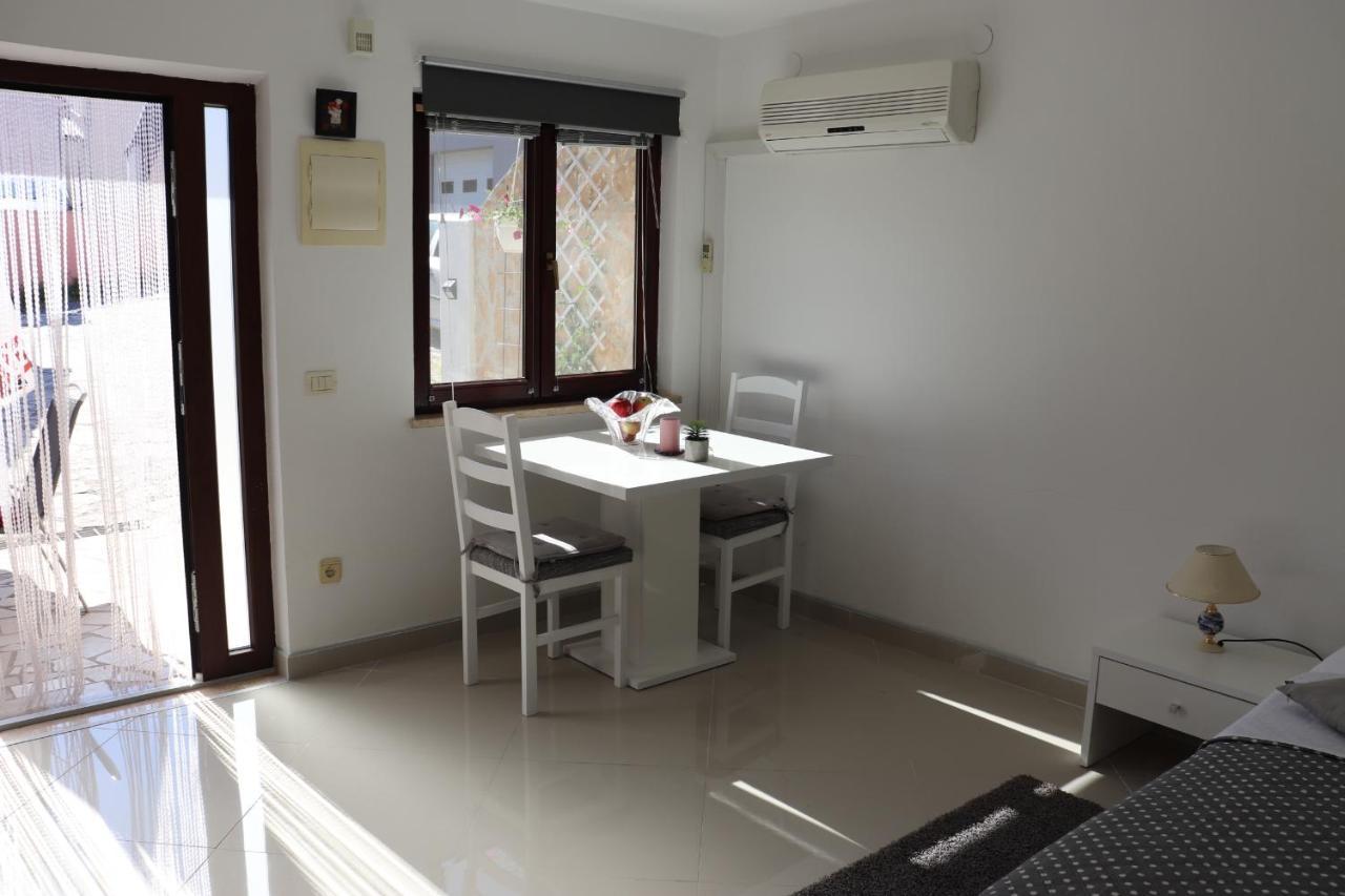 An Amazing Studio Apartment Premantura Exteriör bild
