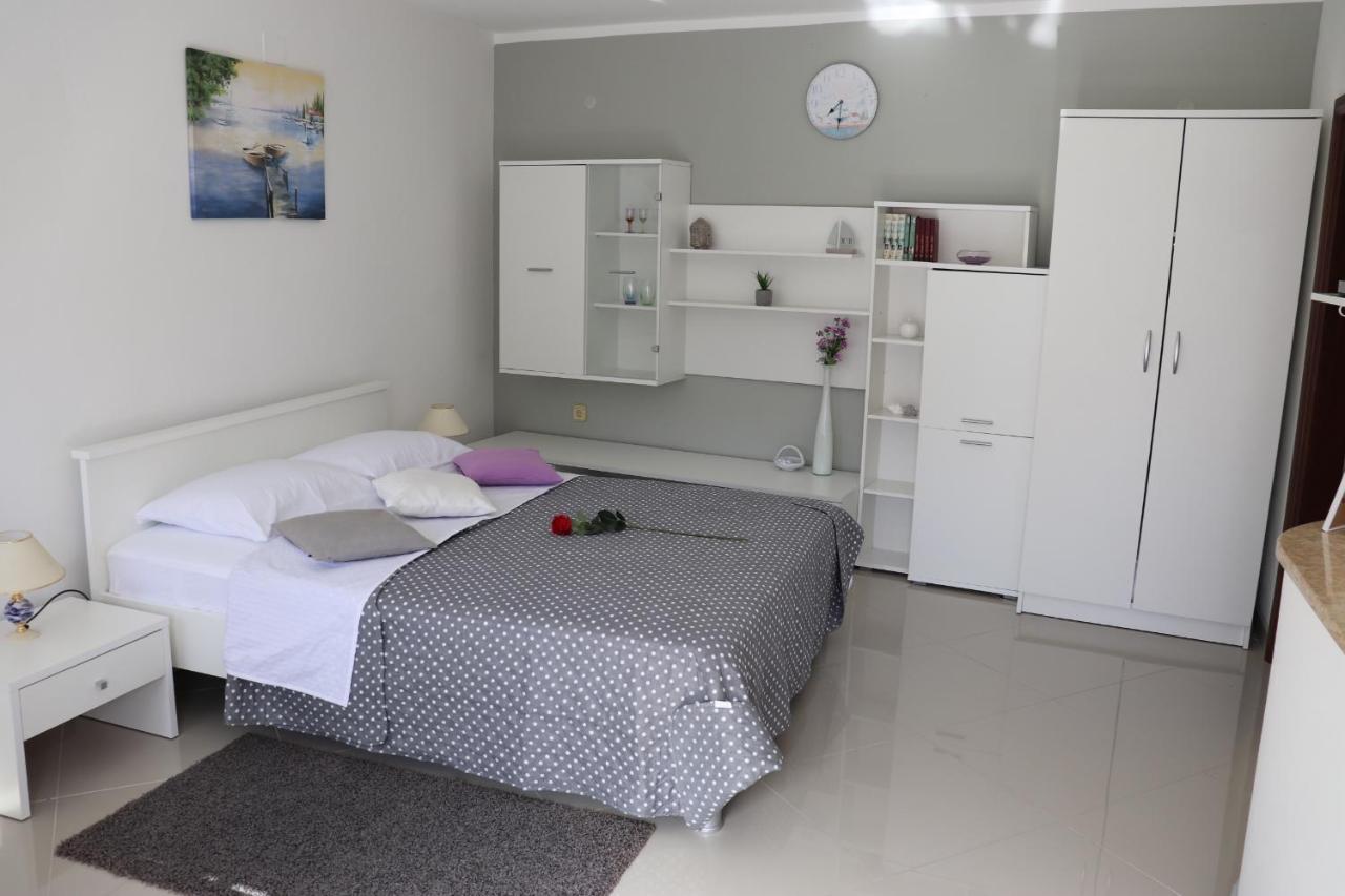 An Amazing Studio Apartment Premantura Exteriör bild
